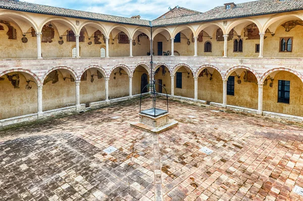 Cour du couvent de l'église Saint-François, Assise, Italie — Photo