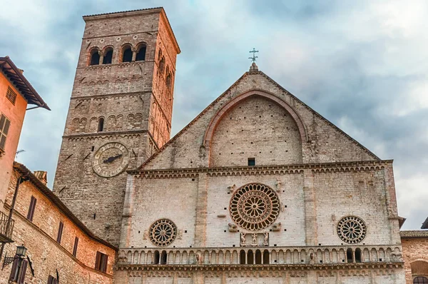 Külső nézet a középkori katedrális, Assisi, Olaszország — Stock Fotó