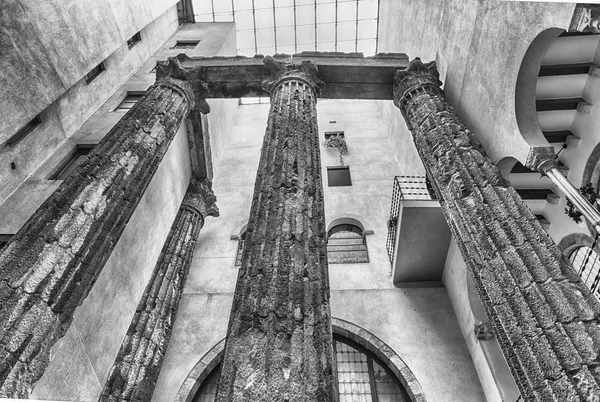 Colunas romanas do Templo de Augusto, Barcelona, Catalunha, Espanha — Fotografia de Stock