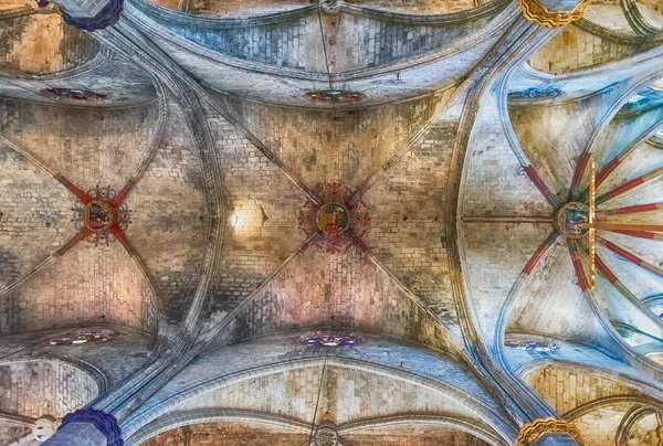 Интерьер Санта Мария дель Мар в Барселоне, Каталония, Испания — стоковое фото