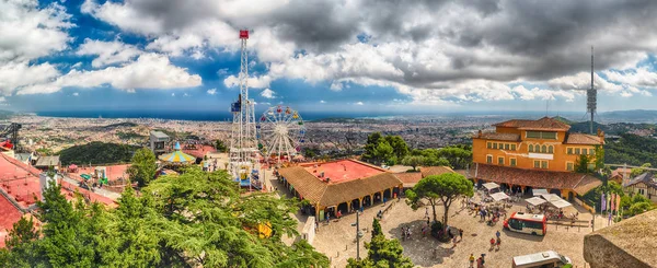 Luftaufnahme über den Vergnügungspark Tibidabo, Barcelona, Katalonien, Spanien — Stockfoto