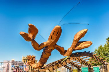 Funky ıstakoz heykelin üzerine Passeig de Colom, Barcelona, Katalonya, İspanya