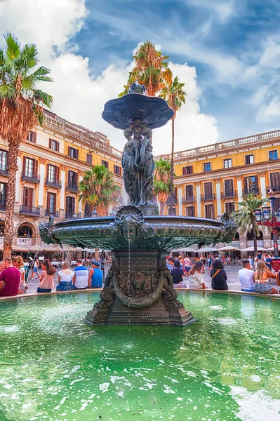 Fontana panoramica a Placa Reial, Barcellona, Catalogna, Spagna — Foto Stock
