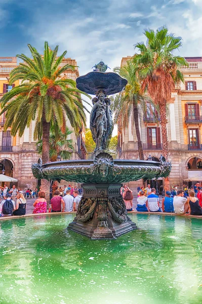 Fontana panoramica a Placa Reial, Barcellona, Catalogna, Spagna — Foto Stock