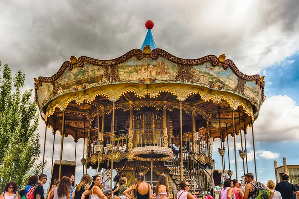 Antiguo carrusel vintage en el Parque de Atracciones del Tibidabo, Barcelona, Cataluña, España —  Fotos de Stock