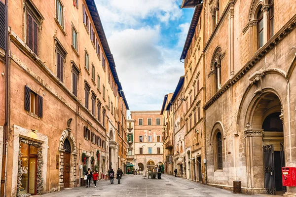 Chůze v Via Giuseppe Mazzini, hlavní ulici města Perugia, Itálie — Stock fotografie