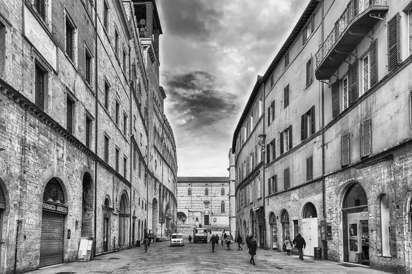 Прогулка по Корсо Ваннуччи, главной улице Перуджи, Италия — стоковое фото