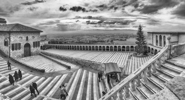 Нижняя площадь базилики Святого Франциска, Ассизи, Италия — стоковое фото