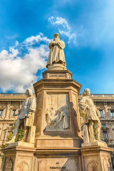 Standbeeld van Leonardo da Vinci in Milaan, Italië — Stockfoto