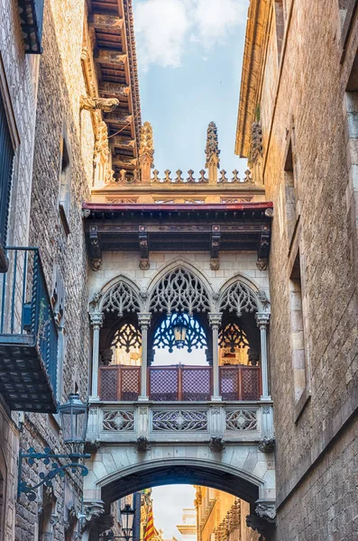 Neogothic bridge in Carrer del Bisbe, Barcelona, Catalonia, Spain — Stockfoto