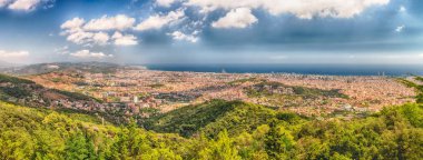 Tibidabo Dağı Barcelona, Katalonya, İspanya üzerinden panoramik görünüm