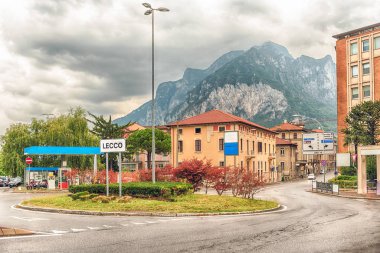 Şehir kavşak ile doğal dağ arka planda, Lecco, İtalya