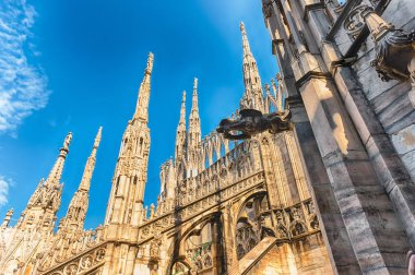 Spiers ve heykeller üzerinde Gotik Katedrali, Milan, İtalya