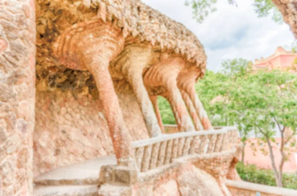 Rozostřeného pozadí kolonádou viadukt, Park Güell, Barcelona, Španělsko — Stock fotografie