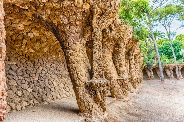 Kolonnadenweg in Park Güell, Barcelona, Katalonien, Spanien — Stockfoto