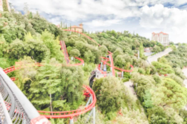 Fond déconcentré d'une attraction de montagnes russes à Barcelone, Catalogne, Espagne — Photo