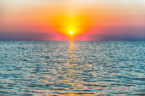 Puesta de sol escénica en el mar Mediterráneo —  Fotos de Stock