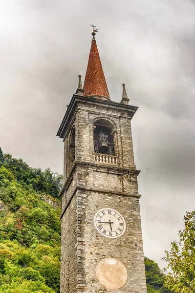 Torre de la iglesia de San Jorge en Varenna, Lago de Como, Italia — Foto de Stock