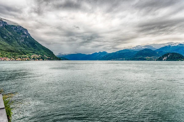 Kasabadan Varenna, İtalya Como Gölü üzerinden doğal görünüm — Stok fotoğraf