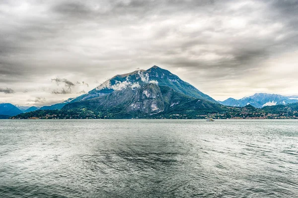 Kasabadan Varenna, İtalya Como Gölü üzerinden doğal görünüm — Stok fotoğraf