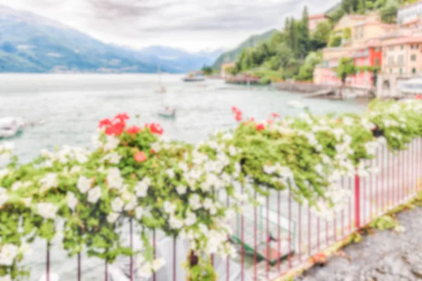 Fundo desfocado da pitoresca aldeia de Varenna, Itália — Fotografia de Stock