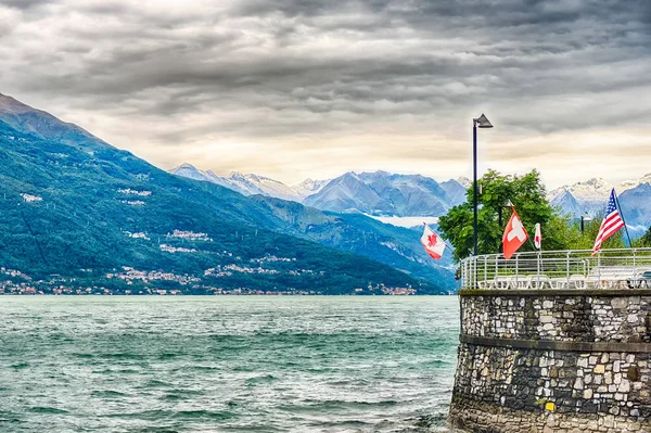 Kasabadan Varenna, İtalya Como Gölü üzerinden doğal görünüm — Stok fotoğraf