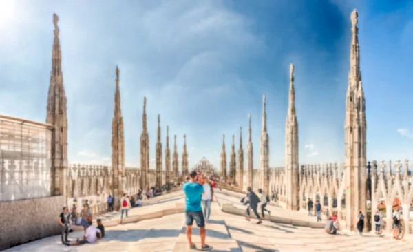 Расслабленный фон с террасой на крыше Миланского собора, Италия — стоковое фото