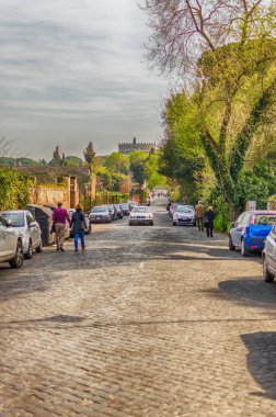 Via Appia Antica 'da Yürüyüş. Namı diğer Antik Appian Yolu. Roma' da tarihi bir yol.