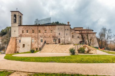 Basilica of Saint Ubaldo, Roma Katolik Kilisesi'nin Merkezi Gubbio Umbria, İtalya dışında Mount Ingino üstüne dış görünümü