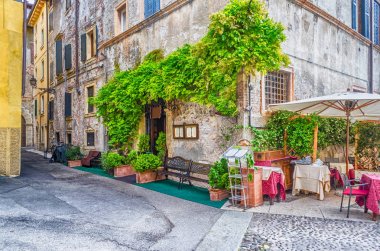 Verona, İtalya'nın eski şehir merkezinde tarihi Ortaçağ binaları