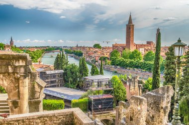 Orta Verona ve İtalya 'daki Adige Nehri üzerinde panoramik hava manzarası