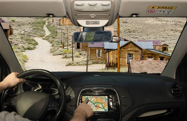 ボディーには 米国カリフォルニア州の州立歴史公園の金鉱のゴーストタウンに Gps ナビゲーション システムのタッチ スクリーンを使用している間車を運転して — ストック写真