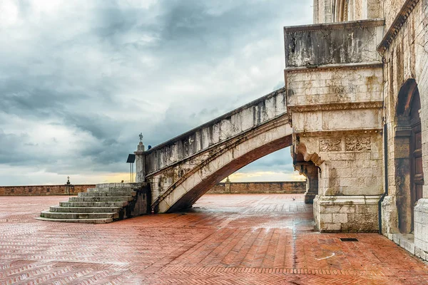 Escalera Del Palazzo Dei Consoli Edificio Medieval Frente Pintoresca Piazza —  Fotos de Stock