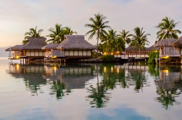 Pålar bungalows, franska Polynesien — Stockfoto