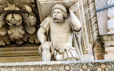 Holy Cross cephe, Lecce kilisede heykel