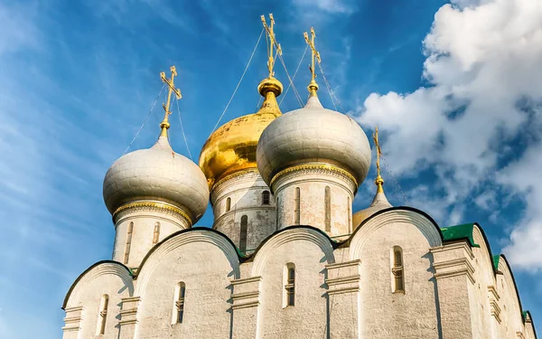 Orthodoxe kerk in Novodevichy klooster, iconische bezienswaardigheid in M — Stockfoto