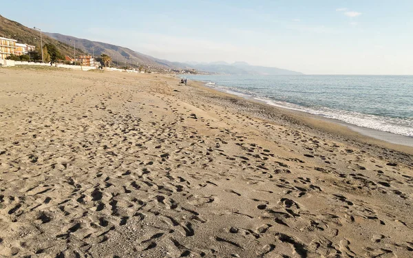Malebnou pláž na Tyrhénské pobřeží v provincii Kalábrie, Itálie — Stock fotografie