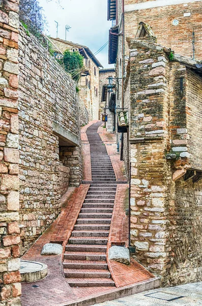 Malebné ulice středověkého města Assisi, Umbrie, Itálie — Stock fotografie