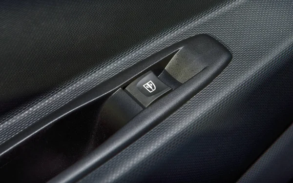 ウィンドウ切り替えボタンのクローズ アップと車のインテリア — ストック写真