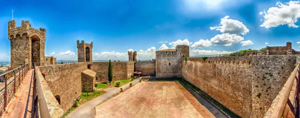 Middeleeuwse Italiaanse vesting, iconische bezienswaardigheid in Montalcino, Toscane, Italië — Stockfoto