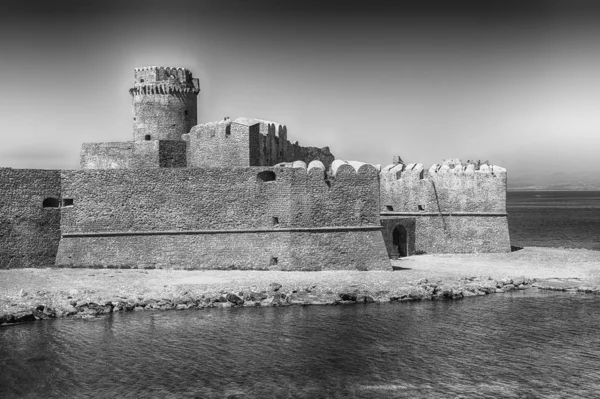 Blick auf die aragonesische Burg, isola di capo rizzuto, italien — Stockfoto