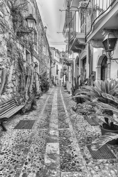 Ruas e becos pitorescos na vila litorânea, Scilla, Itália — Fotografia de Stock