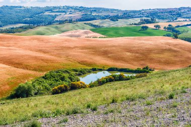 İtalya 'nın Toskana kentindeki kırsal alanların manzarası. Tarım ve tarım arazileri kavramı