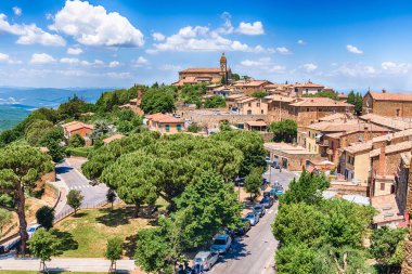 Siena, Toskana, İtalya 'nın Montalcino ilinin manzaralı manzarası