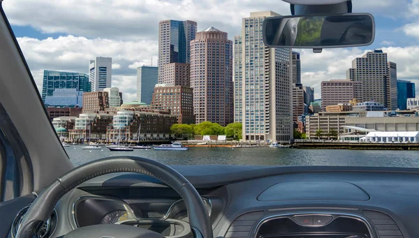 透过汽车挡风玻璃眺望波士顿的地平线 — 图库照片