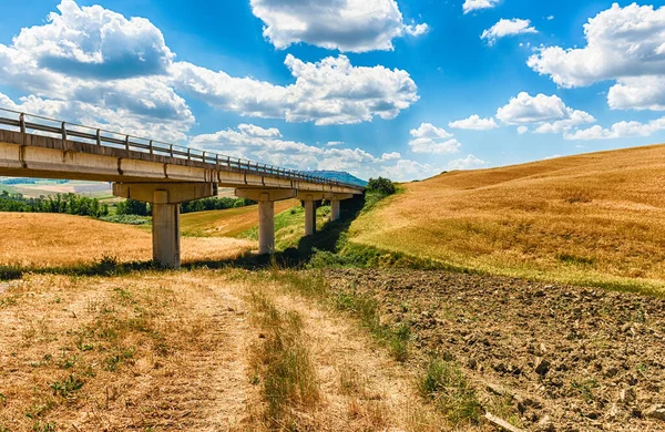 高速道路トスカーナ イタリアの田舎の乾燥したフィールドの風景を横断 農業と農地の概念 — ストック写真