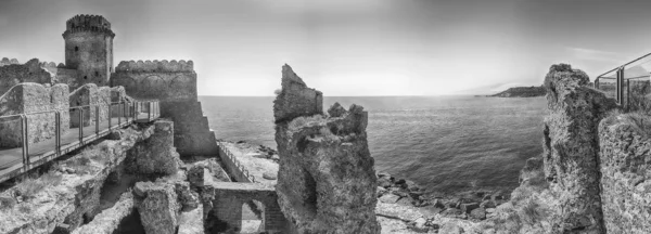 Мбаппе Вид Живописный Замок Арагонес Каста Ионическом Море Городе Исола — стоковое фото