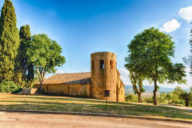 Tuscany, İtalya 'da eski bir kilise. Kırsalda ve tarlalarda yaşam kavramı
