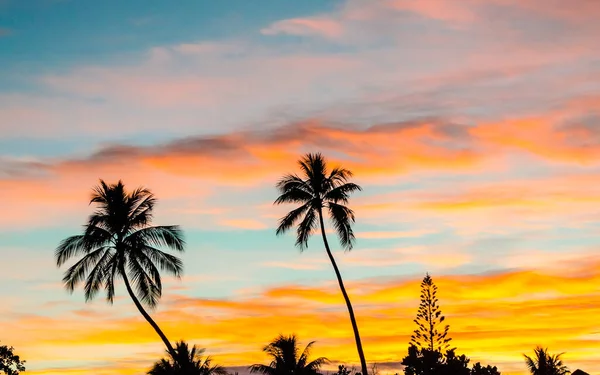 在法属波利尼西亚莫雷阿岛的热带落日 — 图库照片
