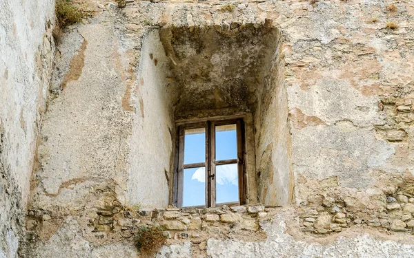 Αρχαίο Παράθυρο Από Ερείπια Ενός Παλιού Κάστρου Στο Fiumefreddo Bruzio — Φωτογραφία Αρχείου